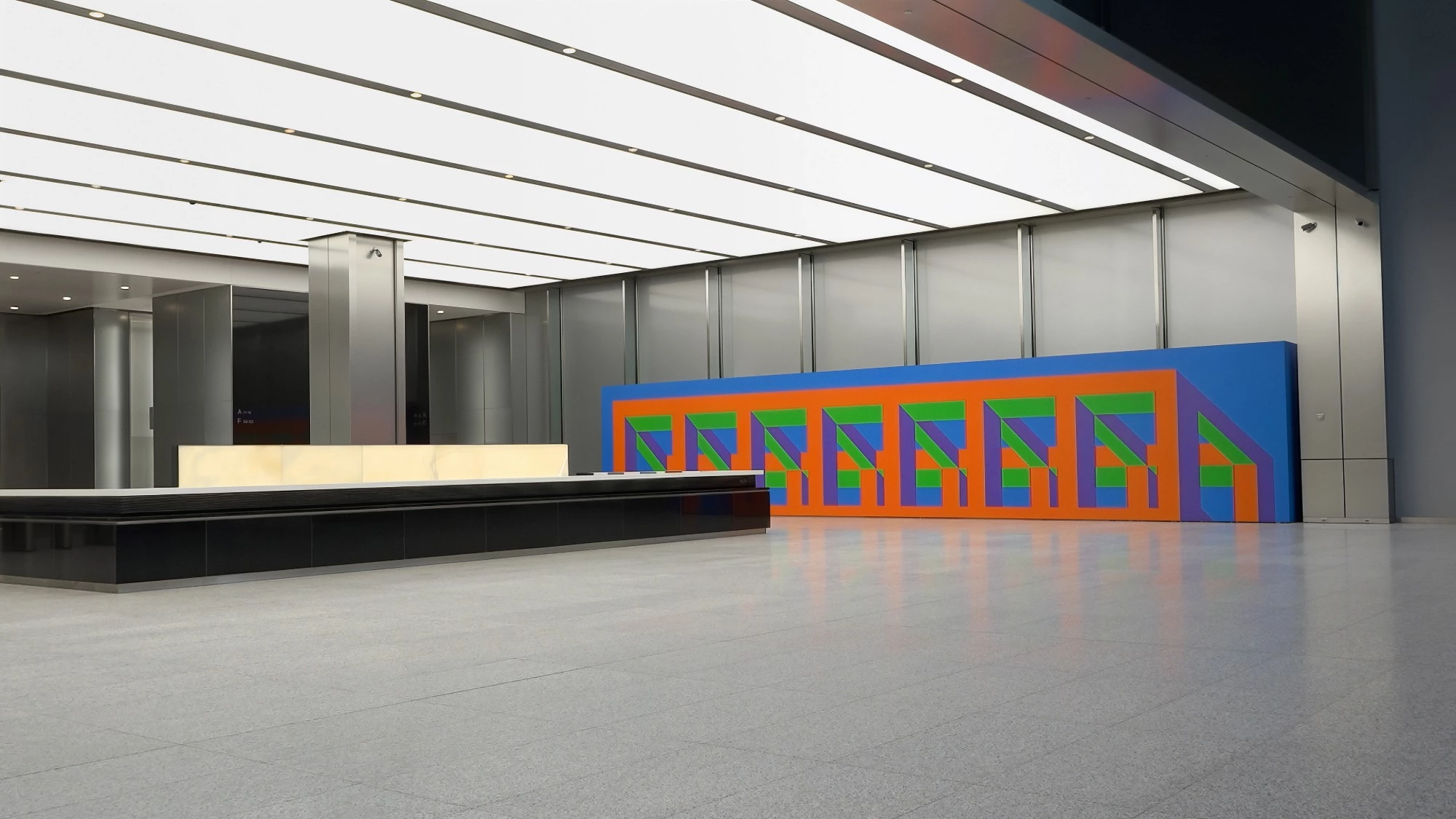 Hall d’entrée du 3 World Trade Center à New York avec un grand mur d’images en couleur sur modules Mila-wall
