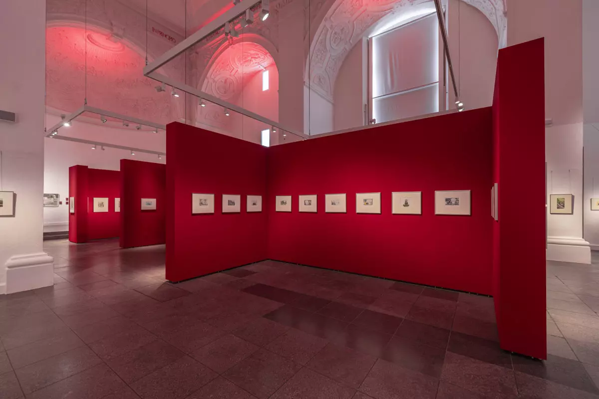 Cloisons Mila-wall pelliculées en rouge avec tableaux encadrés dans la nef de la Galerie d’art Jesuitenkirche d’Aschaffenbourg
